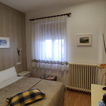 Hostal Escartin Сабиньяниго Экстерьер фото