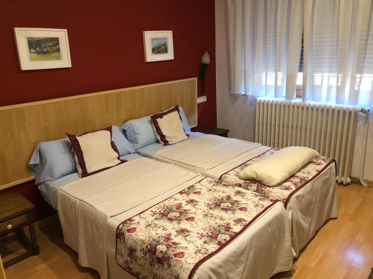 Hostal Escartin Сабиньяниго Экстерьер фото