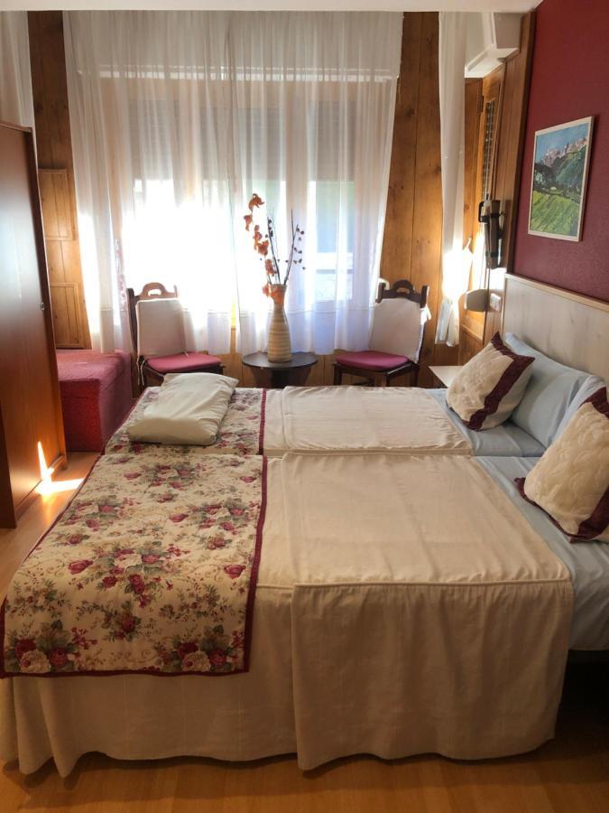 Hostal Escartin Сабиньяниго Экстерьер фото