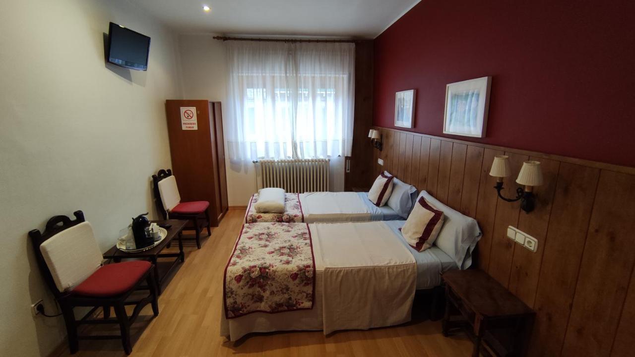 Hostal Escartin Сабиньяниго Экстерьер фото