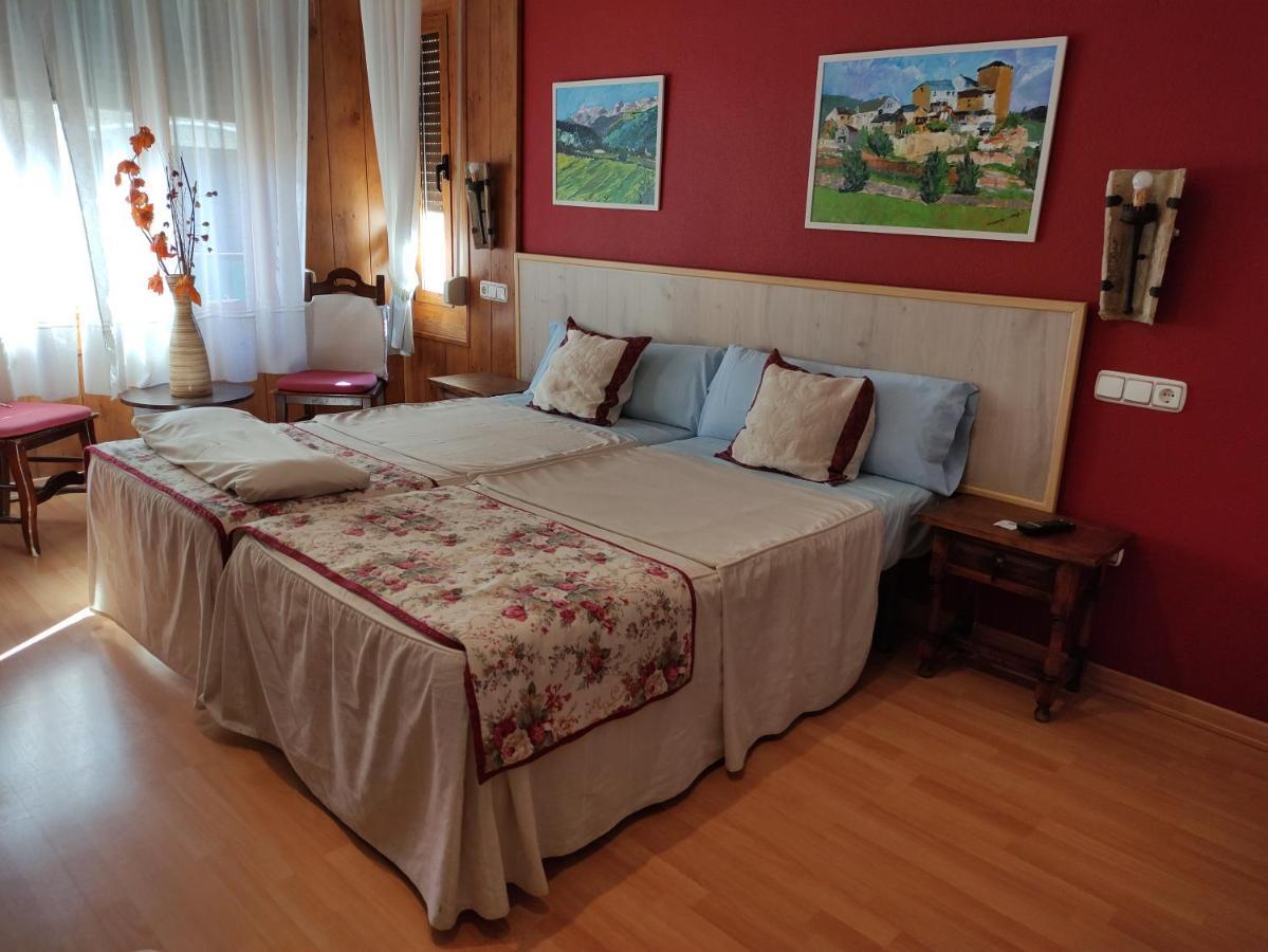 Hostal Escartin Сабиньяниго Экстерьер фото