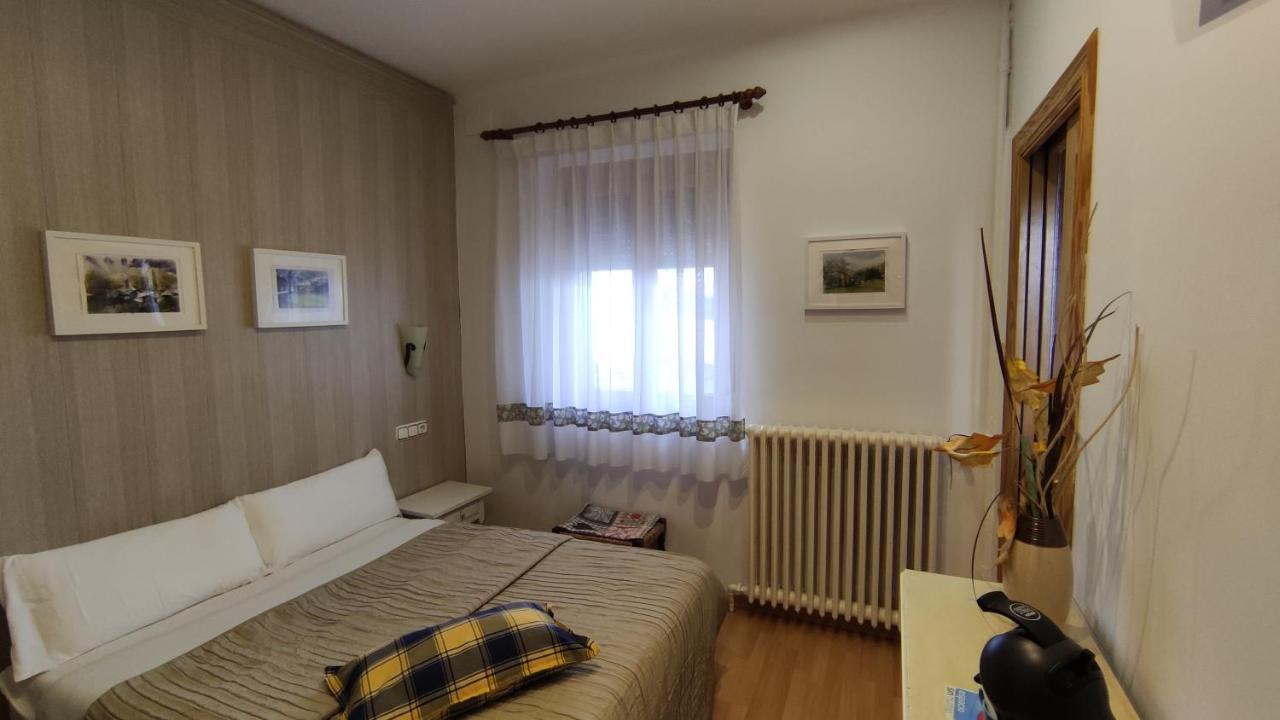 Hostal Escartin Сабиньяниго Экстерьер фото